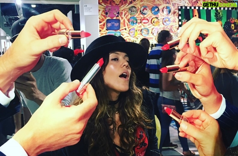 Cristina Umaña - 3 Likes - Ufff pasó de todo en el 2016 …  ha sido lindo recordarlo. ⚡️