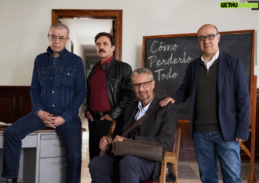 Cristina Umaña - 3 Likes - La estamos pasando bueno!! 

Que felicidad compartir con ustedes este delicioso proyecto en el que andamos. ⚡️💥⚡️

“Como perderlo todo”, basado en el libro de @ricardosilvaromero que lleva su mismo nombre y que me enamoró desde el primer día en que lo leí. 🤩 Que fortuna ser parte🙌🏼 

Gracias @dagogarciadgp @ricardosilvaromero  por esta exquisita adaptación, Gracias @matein_films @fabiorubianoo por las charlas, risas y disertaciones antes y después de cada escena, gracias @srta.maiparamo @madamecoquete y a todos y cada uno de este equipazo que tenemos, por crear un universo tan  cercano al libro y a nuestra loca y fantástica Bogotá. Gracias @julimorenoa @netflixcolombia por creer y apostar ❤️‍🔥 

Estoy feliz además de coincidir con tantos amigos y colegas con los cuales nos hemos acompañado en la vida y en la ficción.  Aquí solo algunos porque somos un montón ⚡️💥⚡️

#ComoPerderloTodo #Fuck2016