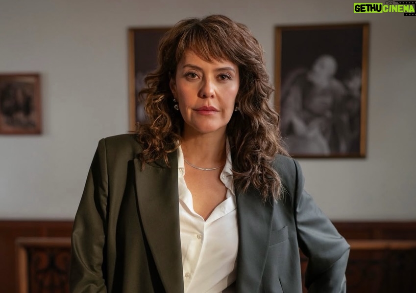 Cristina Umaña - 3 Likes - La estamos pasando bueno!! 

Que felicidad compartir con ustedes este delicioso proyecto en el que andamos. ⚡️💥⚡️

“Como perderlo todo”, basado en el libro de @ricardosilvaromero que lleva su mismo nombre y que me enamoró desde el primer día en que lo leí. 🤩 Que fortuna ser parte🙌🏼 

Gracias @dagogarciadgp @ricardosilvaromero  por esta exquisita adaptación, Gracias @matein_films @fabiorubianoo por las charlas, risas y disertaciones antes y después de cada escena, gracias @srta.maiparamo @madamecoquete y a todos y cada uno de este equipazo que tenemos, por crear un universo tan  cercano al libro y a nuestra loca y fantástica Bogotá. Gracias @julimorenoa @netflixcolombia por creer y apostar ❤️‍🔥 

Estoy feliz además de coincidir con tantos amigos y colegas con los cuales nos hemos acompañado en la vida y en la ficción.  Aquí solo algunos porque somos un montón ⚡️💥⚡️

#ComoPerderloTodo #Fuck2016