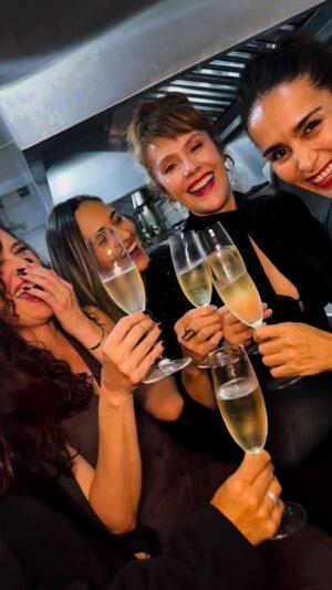 Cristina Umaña Instagram - ¿Y quién iba a pensar que se podía hacer una fiesta en una cocina?
Logramos lo impensable.
Disfrutamos una noche de esas que se quedan para siempre… qué noche, aquella noche ✨
Gracias a todos por acompañarnos, por disfrutar cada locura que se nos ocurre.
Porque gracias a ustedes, nosotros somos felices.
Nosotros creamos, y ustedes nos impulsan a seguir.
Los queremos. Gracias por compartir, por estar, por creer.
Ojalá sigamos haciendo muchas fiestas así.
Gracias a cada invitado, a cada brindis, a cada sonrisa.
Y que siga sonando la buena música. 🎶🥂