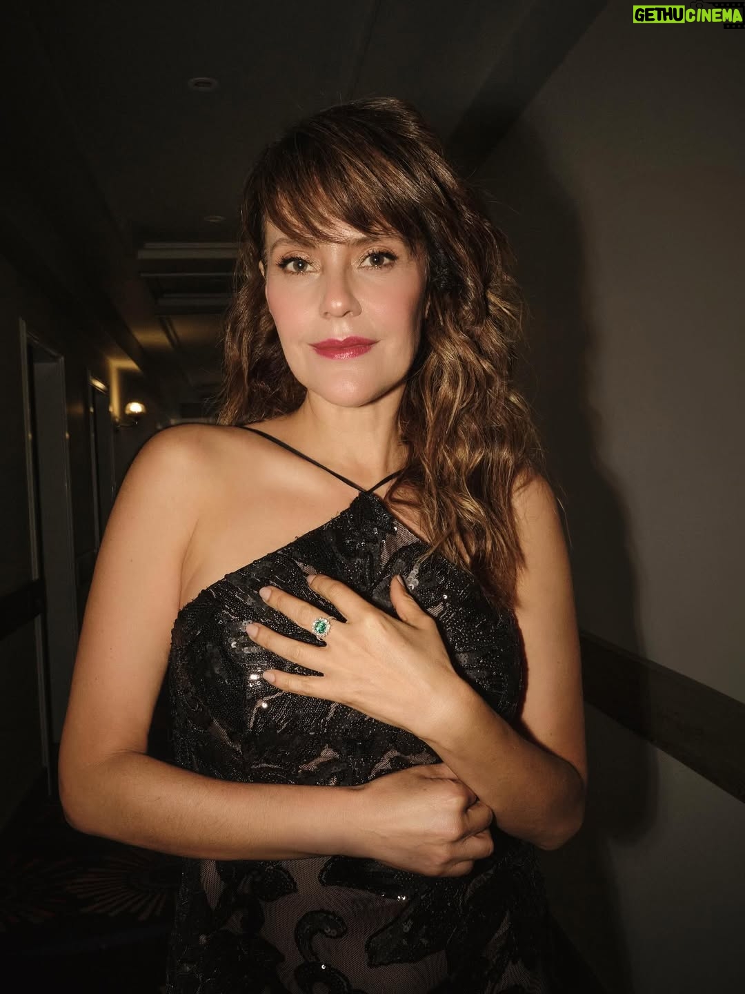Cristina Umaña - 2.5K Likes - Se dio una importante conversación entre @nataliareyesg y @lacrispetica en @alodigital sobre los retos del cine colombiano y el relevo en la presidencia de la @academiacolcine, donde se resaltó la visión del futuro de una industria sólida, diversa y en constante crecimiento. Este encuentro se dio en el marco de los Premios Macondo 2025, donde la alianza entre @academiacolcine y AVA COMS impulsó la conexión entre industrias culturales y creativas como el cine y la moda.

Dirección estratégica: @avacomspr @jorgee_vg 
Dirección creativa y foto: @danigophoto 
Stylist: @jorge.malave 
Producción: @avacomspr @moniardilaponton 
@ximena_katherin @tatianariasofficial