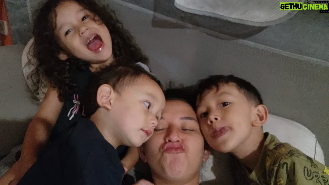 Dahlia Poland - 46.2K Likes - Tadi malem sebelum ninggalin kamar, di paksa bocah2 buat selfie dulu... beres selfie ada yg ngegas

"Mama beres2 aja" Matt berkata😌 di usir akuuu di suruh beberes rumah gaboleh nemenin bobo🫡
(Iya tau foto nya blur, tapi kusuka💃)