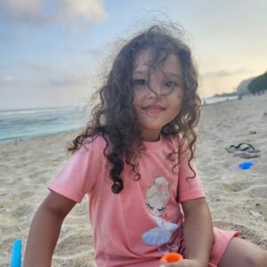 Dahlia Poland Instagram - beach day💙