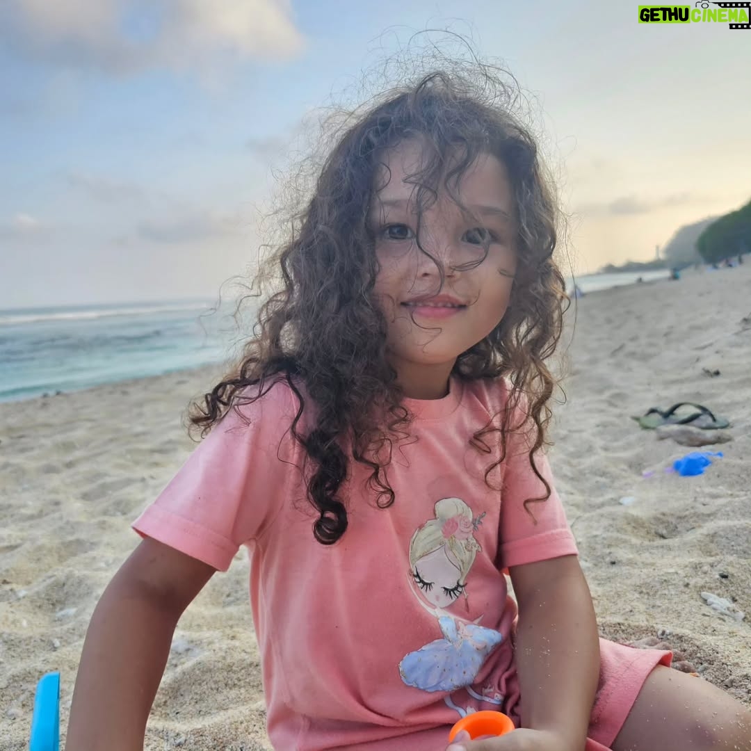 Dahlia Poland - 48.9K Likes - beach day💙