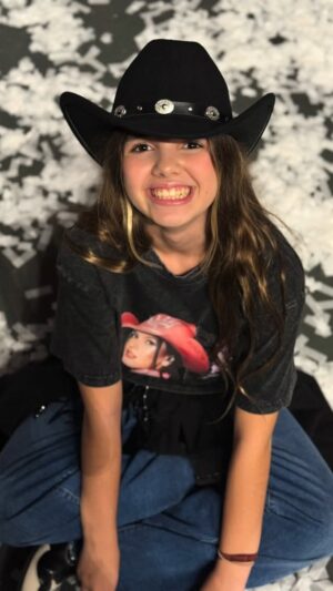 Dália Madruga Instagram - Hoje a nossa Kaká completa 11 anos, a nossa primeira menina, aquela que chegou a iluminar tudo à sua volta. A que só se vestia de rosa e tule, que transformava qualquer cantinho da casa num palco improvisado. Desde sempre que cantar e dançar fazem parte da sua essência, como se a música vivesse dentro do seu coração.
A Clara sempre soube o que quer. Tem um carácter forte, daqueles que impressionam, mas também um coração de ouro, daqueles que sabem acolher. É a menina que nunca perde uma oportunidade de dançar, esteja onde estiver, porque a vida, para ela, é feita de movimento. A que não conhece vergonha quando pisa num palco, mesmo sendo tão recatada quando conhece alguém novo.
Foi ela quem me fez começar a gostar da cor-de-rosa… e que hoje, crescida e cheia de personalidade, já só gosta de roxo. Tal como as cores mudam, ela também cresce… e o meu amor por ela cresce exactamente à mesma velocidade.
Parabéns, minha Kaká.
Que este novo ano seja tão doce, vibrante e cheio de luz como tu sempre foste. 💜✨