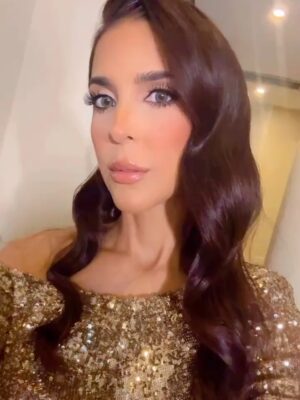 Dalisa Alegría Instagram - Ayúdenme a elegir 💄✨
¿Me voy light o más intensa este 31?
💋 Nude o rojo
✨ Suave o ahumado
👇 Los leo en los comentarios
#MakeupLook #31DeDiciembre #NudeVsRed #GlowUp #BeautyPoll