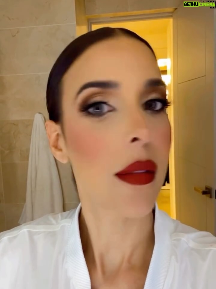 Dalisa Alegría - 6.1K Likes - Ayúdenme a elegir 💄✨
¿Me voy light o más intensa este 31?

💋 Nude o rojo
✨ Suave o ahumado
👇 Los leo en los comentarios

#MakeupLook #31DeDiciembre #NudeVsRed #GlowUp #BeautyPoll
