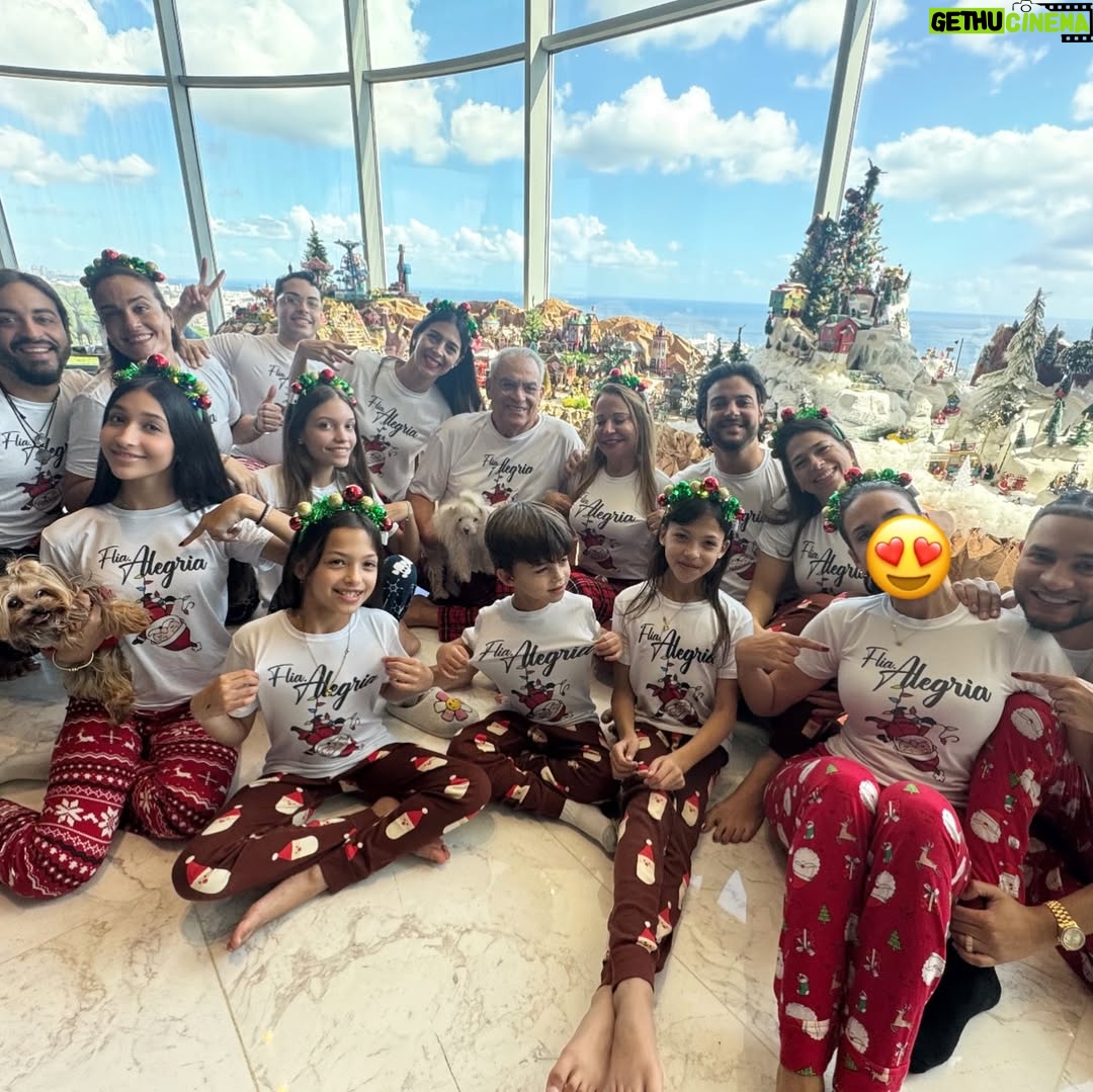Dalisa Alegría - 13.8K Likes - Más que abrir regalos, la Navidad es compartir y disfrutar cada momento. Con Dios en el corazón, la familia es el mayor regalo. 🙏 #FamiliaAlegria  #25dic