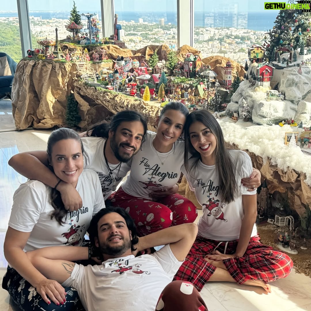 Dalisa Alegría - 13.8K Likes - Más que abrir regalos, la Navidad es compartir y disfrutar cada momento. Con Dios en el corazón, la familia es el mayor regalo. 🙏 #FamiliaAlegria  #25dic