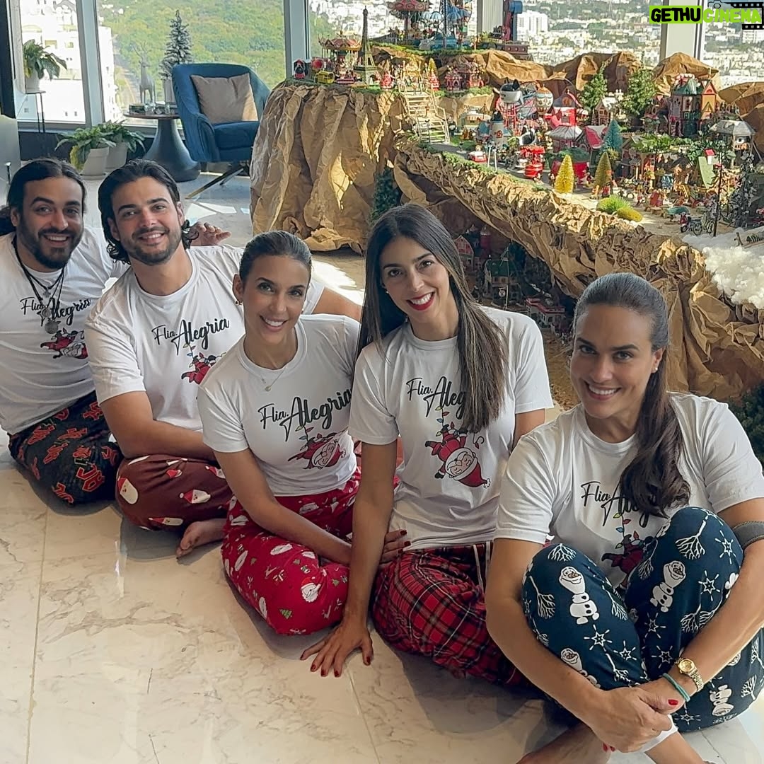 Dalisa Alegría - 13.8K Likes - Más que abrir regalos, la Navidad es compartir y disfrutar cada momento. Con Dios en el corazón, la familia es el mayor regalo. 🙏 #FamiliaAlegria  #25dic