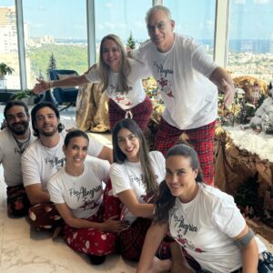 Dalisa Alegría Instagram - Más que abrir regalos, la Navidad es compartir y disfrutar cada momento. Con Dios en el corazón, la familia es el mayor regalo. 🙏 #FamiliaAlegria #25dic