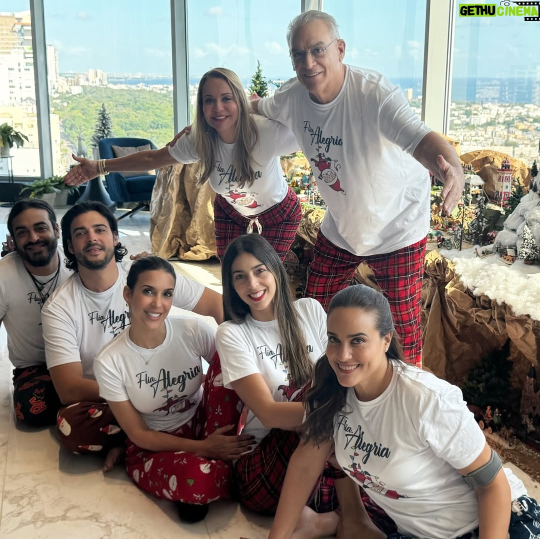 Dalisa Alegría - 13.8K Likes - Más que abrir regalos, la Navidad es compartir y disfrutar cada momento. Con Dios en el corazón, la familia es el mayor regalo. 🙏 #FamiliaAlegria  #25dic