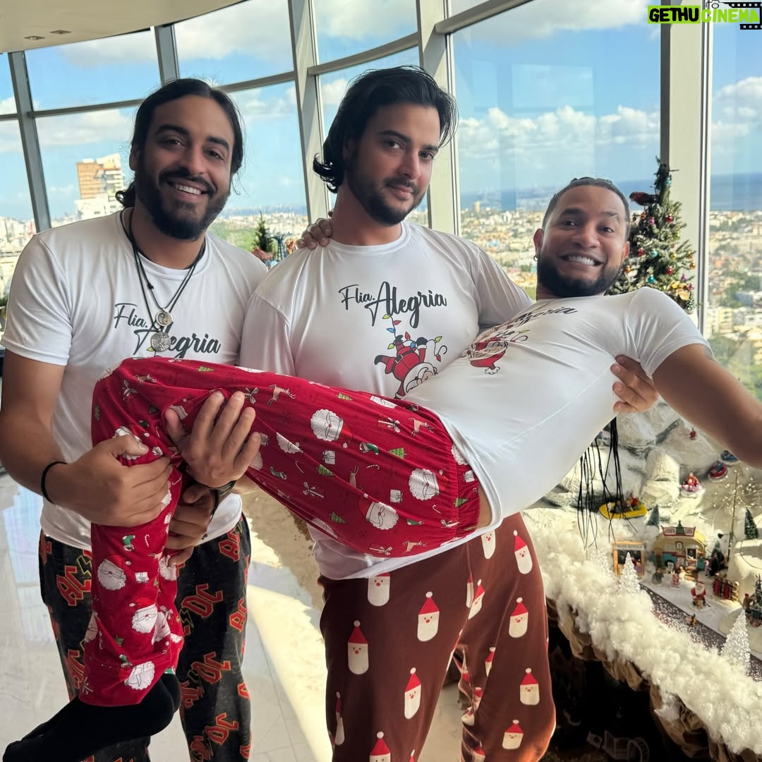 Dalisa Alegría - 13.8K Likes - Más que abrir regalos, la Navidad es compartir y disfrutar cada momento. Con Dios en el corazón, la familia es el mayor regalo. 🙏 #FamiliaAlegria  #25dic