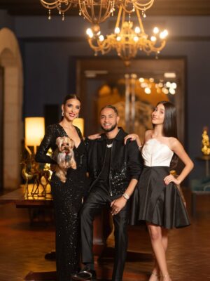 Dalisa Alegría Instagram - Cerrando el año agradecidos y con Dios al frente.
Que lo que viene llegue con paz, salud y bendiciones
para nuestras familias y para cada uno de ustedes. LOVE YOU ALL! 🙏🏻🤍
P.D. @mozartlapara , Alejandra, Koffie… ¡LOS AMO! ♥️
#Look: @sophistigirlboutique
Agradecidos con @hodelpanicolasdeovando por ser parte de esta sesión. ✨
#2026 #DiosPrimero #Gratitud #myfamily