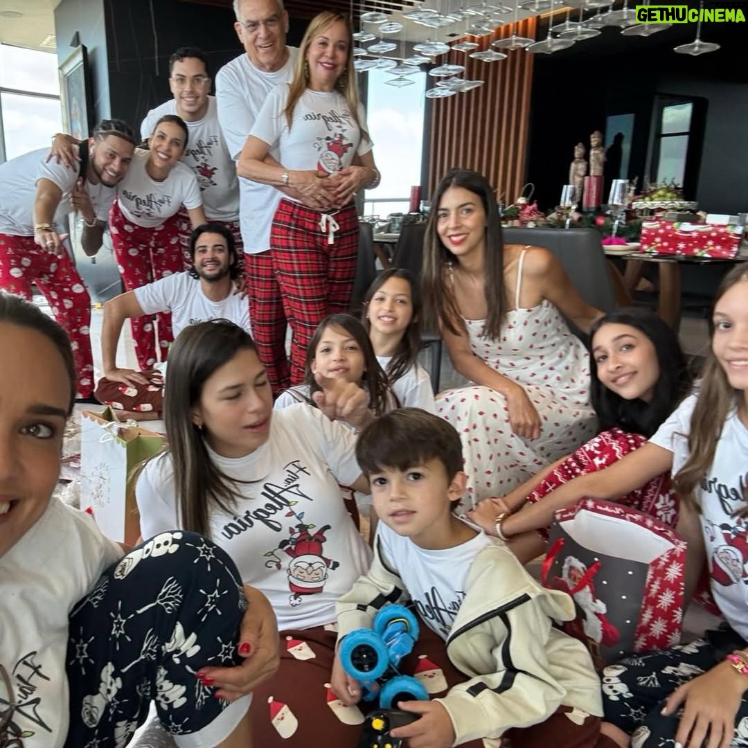 Dalisa Alegría - 13.8K Likes - Más que abrir regalos, la Navidad es compartir y disfrutar cada momento. Con Dios en el corazón, la familia es el mayor regalo. 🙏 #FamiliaAlegria  #25dic