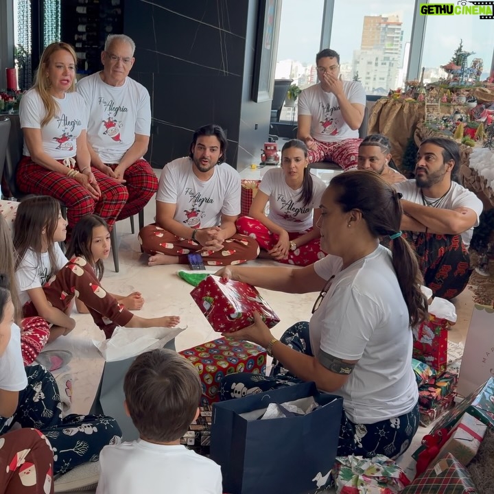 Dalisa Alegría - 13.8K Likes - Más que abrir regalos, la Navidad es compartir y disfrutar cada momento. Con Dios en el corazón, la familia es el mayor regalo. 🙏 #FamiliaAlegria  #25dic