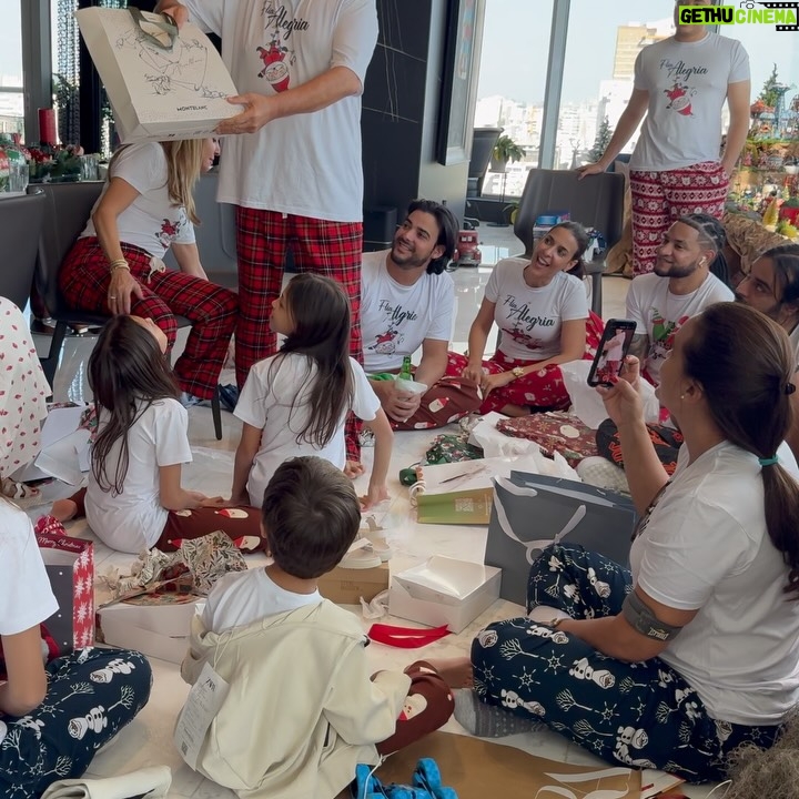 Dalisa Alegría - 13.8K Likes - Más que abrir regalos, la Navidad es compartir y disfrutar cada momento. Con Dios en el corazón, la familia es el mayor regalo. 🙏 #FamiliaAlegria  #25dic