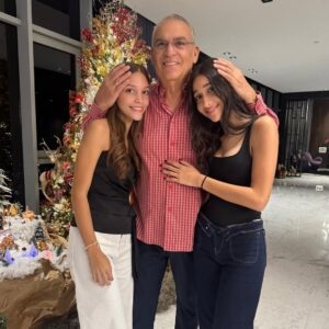 Dalisa Alegría Instagram - Navidad es esto: familia, unión y gratitud.
Agradecer a quienes nos rodean y están con nosotros día a día.
Gracias Dios por otra oportunidad de vida en familia, todos juntos.
Amo a mi familia. No concibo la vida sin ninguno de ustedes 🤍
Mis padres, mis hermanos, mis sobrinos, mi hija y mi esposo.
Qué feliz la pasamos! ✨🎄¡Cuánta Alegría! P.D. @pedritoalegria hiciste falta. #union #familiaalegria #familyfirst #24dic