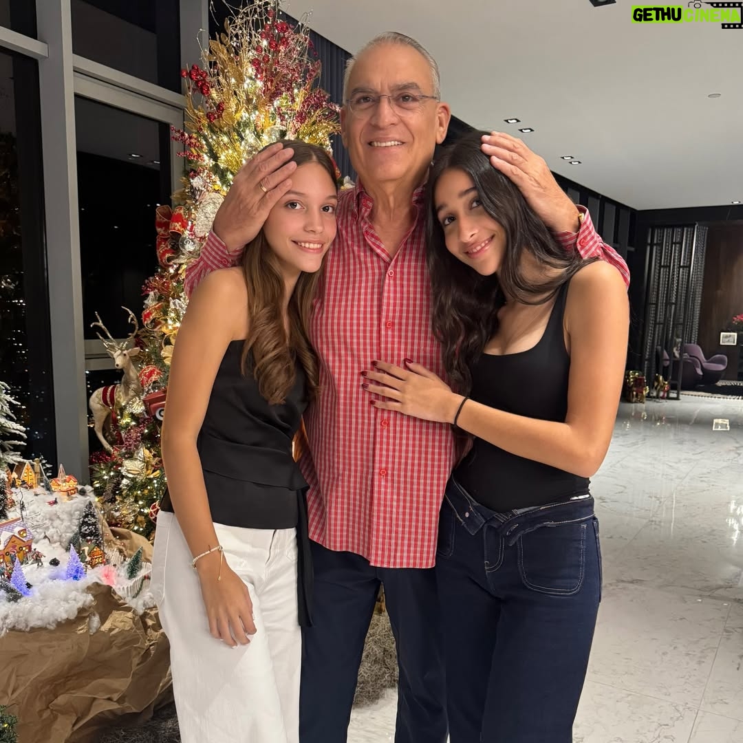 Dalisa Alegría - 9.9K Likes - Navidad es esto: familia, unión y gratitud.
Agradecer a quienes nos rodean y están con nosotros día a día.
Gracias Dios por otra oportunidad de vida en familia, todos juntos.
Amo a mi familia. No concibo la vida sin ninguno de ustedes 🤍
Mis padres, mis hermanos, mis sobrinos, mi hija y mi esposo.
Qué feliz la pasamos! ✨🎄¡Cuánta Alegría! P.D. @pedritoalegria hiciste falta. #union #familiaalegria #familyfirst #24dic