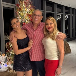 Dalisa Alegría Instagram - Navidad es esto: familia, unión y gratitud.
Agradecer a quienes nos rodean y están con nosotros día a día.
Gracias Dios por otra oportunidad de vida en familia, todos juntos.
Amo a mi familia. No concibo la vida sin ninguno de ustedes 🤍
Mis padres, mis hermanos, mis sobrinos, mi hija y mi esposo.
Qué feliz la pasamos! ✨🎄¡Cuánta Alegría! P.D. @pedritoalegria hiciste falta. #union #familiaalegria #familyfirst #24dic