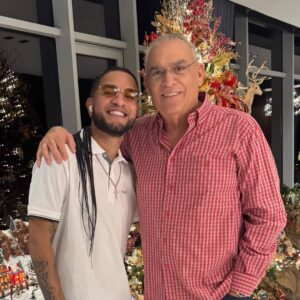 Dalisa Alegría Instagram - Navidad es esto: familia, unión y gratitud.
Agradecer a quienes nos rodean y están con nosotros día a día.
Gracias Dios por otra oportunidad de vida en familia, todos juntos.
Amo a mi familia. No concibo la vida sin ninguno de ustedes 🤍
Mis padres, mis hermanos, mis sobrinos, mi hija y mi esposo.
Qué feliz la pasamos! ✨🎄¡Cuánta Alegría! P.D. @pedritoalegria hiciste falta. #union #familiaalegria #familyfirst #24dic