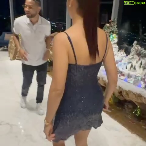 Dalisa Alegría - 9.9K Likes - Navidad es esto: familia, unión y gratitud.
Agradecer a quienes nos rodean y están con nosotros día a día.
Gracias Dios por otra oportunidad de vida en familia, todos juntos.
Amo a mi familia. No concibo la vida sin ninguno de ustedes 🤍
Mis padres, mis hermanos, mis sobrinos, mi hija y mi esposo.
Qué feliz la pasamos! ✨🎄¡Cuánta Alegría! P.D. @pedritoalegria hiciste falta. #union #familiaalegria #familyfirst #24dic