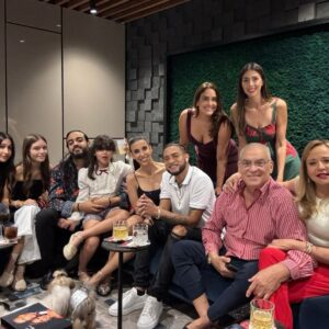 Dalisa Alegría Instagram - Navidad es esto: familia, unión y gratitud.
Agradecer a quienes nos rodean y están con nosotros día a día.
Gracias Dios por otra oportunidad de vida en familia, todos juntos.
Amo a mi familia. No concibo la vida sin ninguno de ustedes 🤍
Mis padres, mis hermanos, mis sobrinos, mi hija y mi esposo.
Qué feliz la pasamos! ✨🎄¡Cuánta Alegría! P.D. @pedritoalegria hiciste falta. #union #familiaalegria #familyfirst #24dic