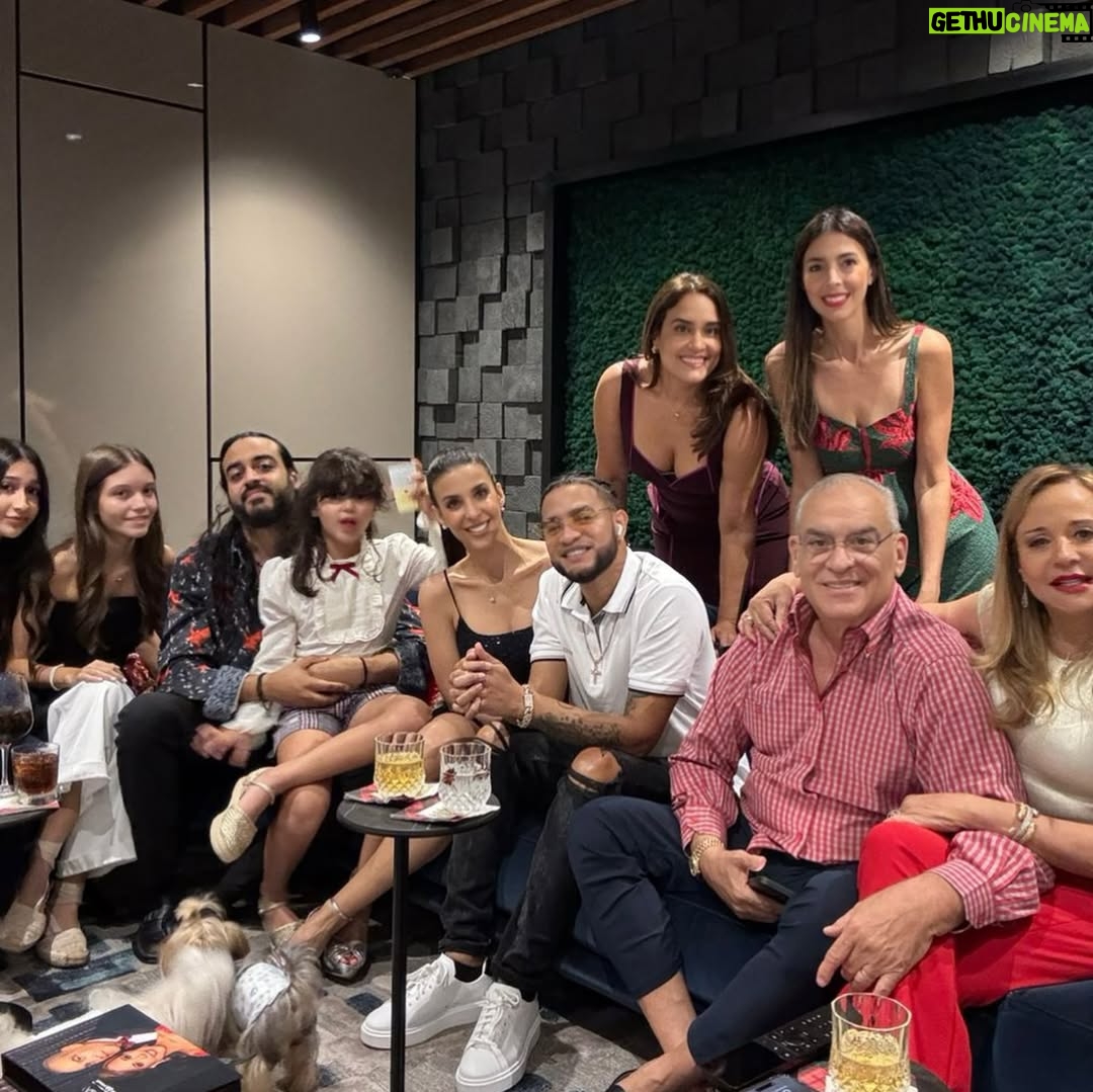Dalisa Alegría - 9.9K Likes - Navidad es esto: familia, unión y gratitud.
Agradecer a quienes nos rodean y están con nosotros día a día.
Gracias Dios por otra oportunidad de vida en familia, todos juntos.
Amo a mi familia. No concibo la vida sin ninguno de ustedes 🤍
Mis padres, mis hermanos, mis sobrinos, mi hija y mi esposo.
Qué feliz la pasamos! ✨🎄¡Cuánta Alegría! P.D. @pedritoalegria hiciste falta. #union #familiaalegria #familyfirst #24dic