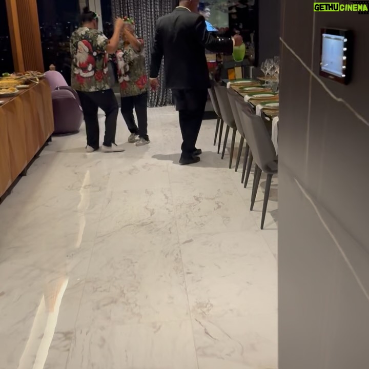 Dalisa Alegría - 9.9K Likes - Navidad es esto: familia, unión y gratitud.
Agradecer a quienes nos rodean y están con nosotros día a día.
Gracias Dios por otra oportunidad de vida en familia, todos juntos.
Amo a mi familia. No concibo la vida sin ninguno de ustedes 🤍
Mis padres, mis hermanos, mis sobrinos, mi hija y mi esposo.
Qué feliz la pasamos! ✨🎄¡Cuánta Alegría! P.D. @pedritoalegria hiciste falta. #union #familiaalegria #familyfirst #24dic