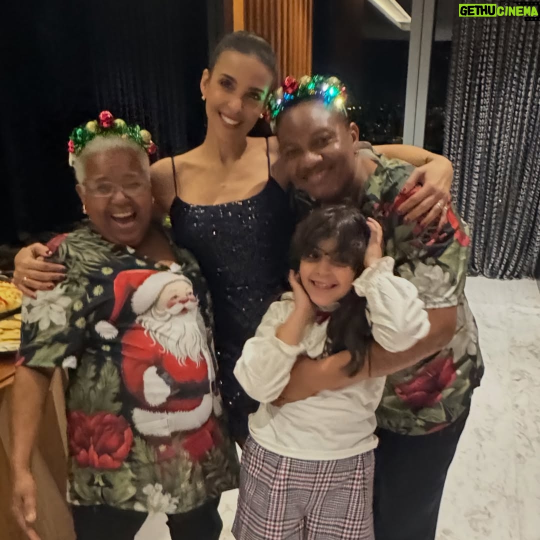 Dalisa Alegría - 9.9K Likes - Navidad es esto: familia, unión y gratitud.
Agradecer a quienes nos rodean y están con nosotros día a día.
Gracias Dios por otra oportunidad de vida en familia, todos juntos.
Amo a mi familia. No concibo la vida sin ninguno de ustedes 🤍
Mis padres, mis hermanos, mis sobrinos, mi hija y mi esposo.
Qué feliz la pasamos! ✨🎄¡Cuánta Alegría! P.D. @pedritoalegria hiciste falta. #union #familiaalegria #familyfirst #24dic