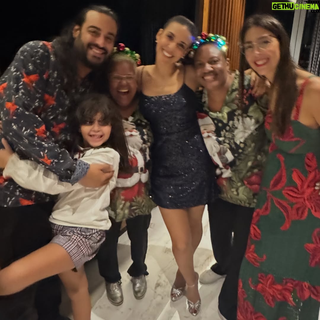Dalisa Alegría - 9.9K Likes - Navidad es esto: familia, unión y gratitud.
Agradecer a quienes nos rodean y están con nosotros día a día.
Gracias Dios por otra oportunidad de vida en familia, todos juntos.
Amo a mi familia. No concibo la vida sin ninguno de ustedes 🤍
Mis padres, mis hermanos, mis sobrinos, mi hija y mi esposo.
Qué feliz la pasamos! ✨🎄¡Cuánta Alegría! P.D. @pedritoalegria hiciste falta. #union #familiaalegria #familyfirst #24dic