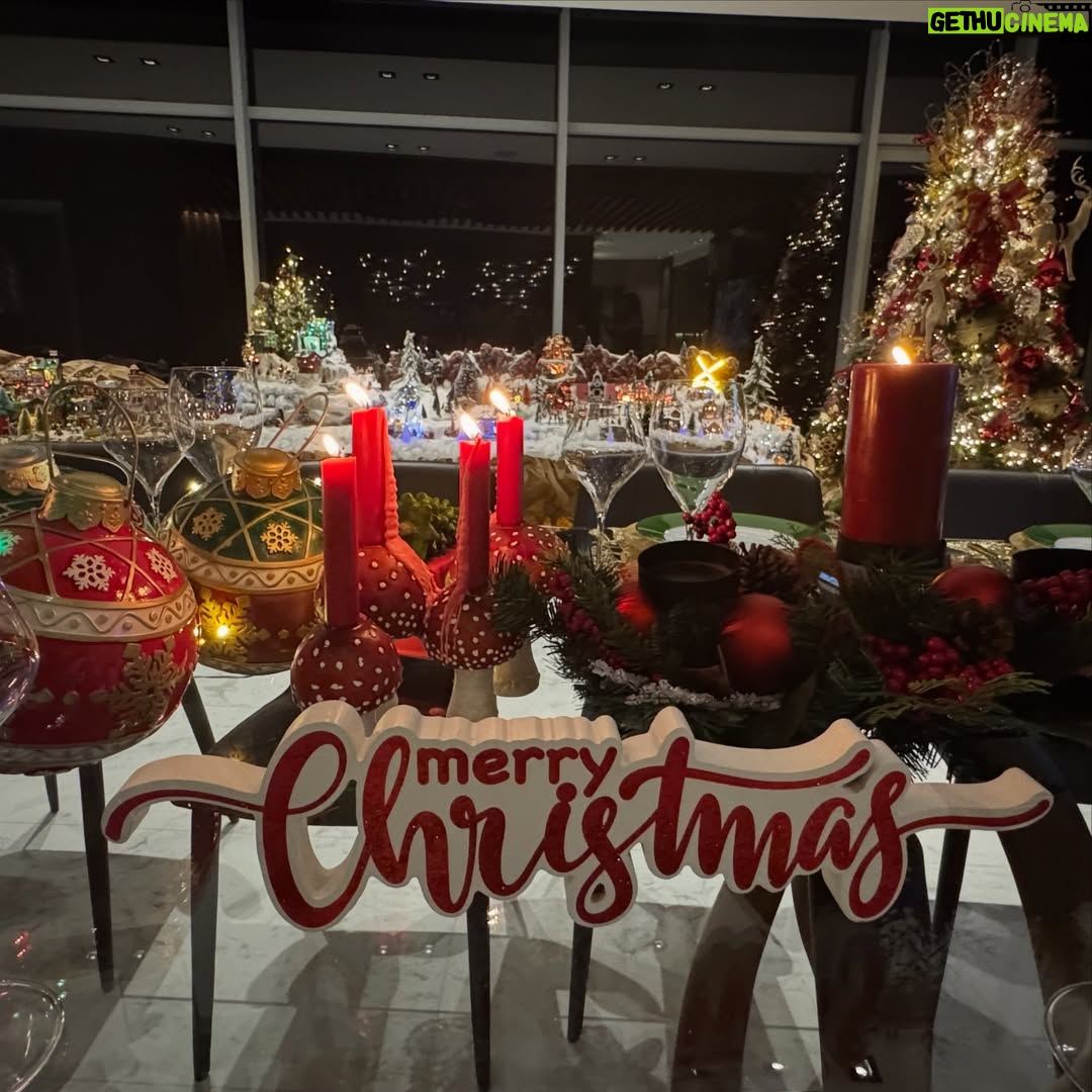 Dalisa Alegría - 9.9K Likes - Navidad es esto: familia, unión y gratitud.
Agradecer a quienes nos rodean y están con nosotros día a día.
Gracias Dios por otra oportunidad de vida en familia, todos juntos.
Amo a mi familia. No concibo la vida sin ninguno de ustedes 🤍
Mis padres, mis hermanos, mis sobrinos, mi hija y mi esposo.
Qué feliz la pasamos! ✨🎄¡Cuánta Alegría! P.D. @pedritoalegria hiciste falta. #union #familiaalegria #familyfirst #24dic