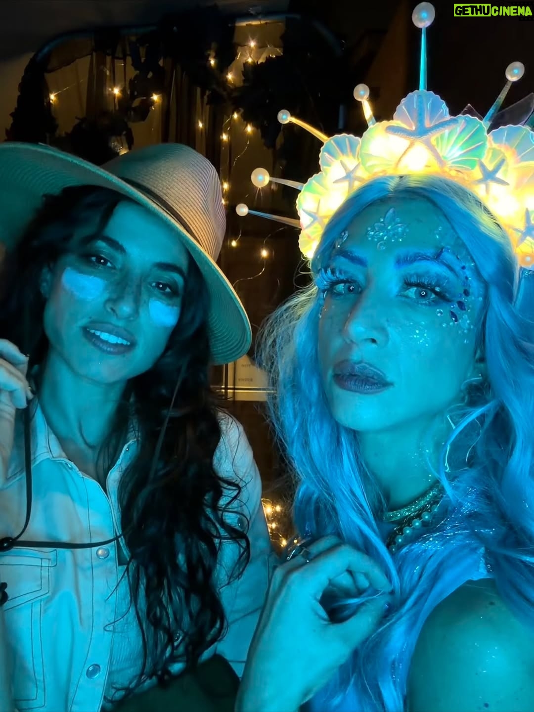 Dana DeLorenzo - 3.8K Likes - Amphitrite: Goddess of the Sea. Bc I 💙🐬 I 🩵🌊 I 💙changing my eyes from brown to blue. Spent way too long on it but loved wearing it. HUGE thanks to @dastmalchian AKA Werewolf in Charge for throwing one of his best Halloween parties yet!! You crushed it Dave! (And those dance moves) 🖤And thanks to my girl @tania.raymonde for her stellar photography skills and her big scary bush @nathanfillion for the equally stellar 📸 💙🩵
 

#halloween #halloween2025 #costume #amphitrite #goddessofthesea #queenofthesea #eyecandys #saveourocean #dolphinlove #keepbeachesclean 🌊