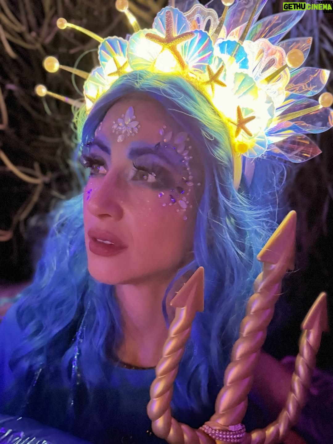 Dana DeLorenzo - 3.8K Likes - Amphitrite: Goddess of the Sea. Bc I 💙🐬 I 🩵🌊 I 💙changing my eyes from brown to blue. Spent way too long on it but loved wearing it. HUGE thanks to @dastmalchian AKA Werewolf in Charge for throwing one of his best Halloween parties yet!! You crushed it Dave! (And those dance moves) 🖤And thanks to my girl @tania.raymonde for her stellar photography skills and her big scary bush @nathanfillion for the equally stellar 📸 💙🩵
 

#halloween #halloween2025 #costume #amphitrite #goddessofthesea #queenofthesea #eyecandys #saveourocean #dolphinlove #keepbeachesclean 🌊