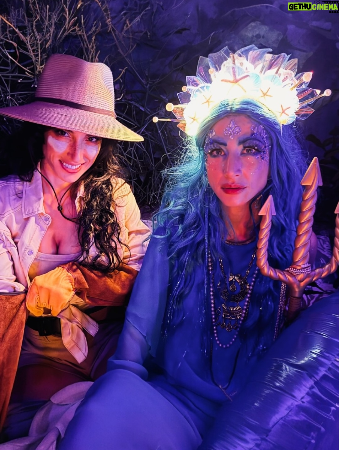 Dana DeLorenzo - 3.8K Likes - Amphitrite: Goddess of the Sea. Bc I 💙🐬 I 🩵🌊 I 💙changing my eyes from brown to blue. Spent way too long on it but loved wearing it. HUGE thanks to @dastmalchian AKA Werewolf in Charge for throwing one of his best Halloween parties yet!! You crushed it Dave! (And those dance moves) 🖤And thanks to my girl @tania.raymonde for her stellar photography skills and her big scary bush @nathanfillion for the equally stellar 📸 💙🩵
 

#halloween #halloween2025 #costume #amphitrite #goddessofthesea #queenofthesea #eyecandys #saveourocean #dolphinlove #keepbeachesclean 🌊