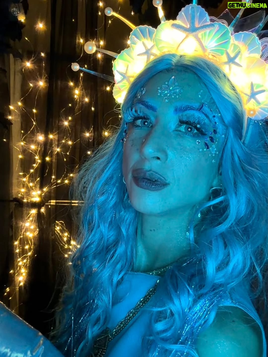 Dana DeLorenzo - 3.8K Likes - Amphitrite: Goddess of the Sea. Bc I 💙🐬 I 🩵🌊 I 💙changing my eyes from brown to blue. Spent way too long on it but loved wearing it. HUGE thanks to @dastmalchian AKA Werewolf in Charge for throwing one of his best Halloween parties yet!! You crushed it Dave! (And those dance moves) 🖤And thanks to my girl @tania.raymonde for her stellar photography skills and her big scary bush @nathanfillion for the equally stellar 📸 💙🩵
 

#halloween #halloween2025 #costume #amphitrite #goddessofthesea #queenofthesea #eyecandys #saveourocean #dolphinlove #keepbeachesclean 🌊