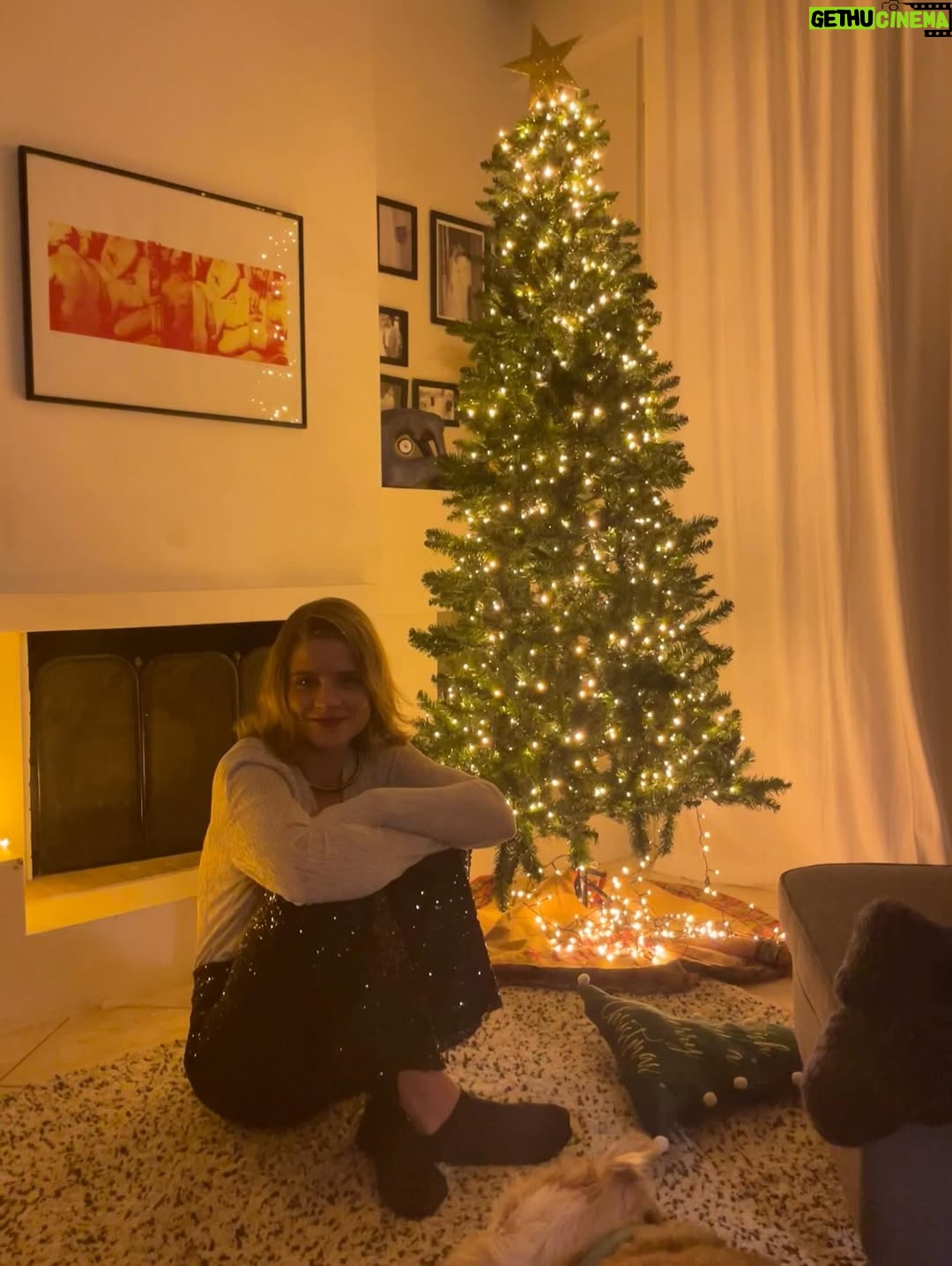 Danae Michalaki - 7.2K Likes - Happy New Year! 🎉🎁❤️