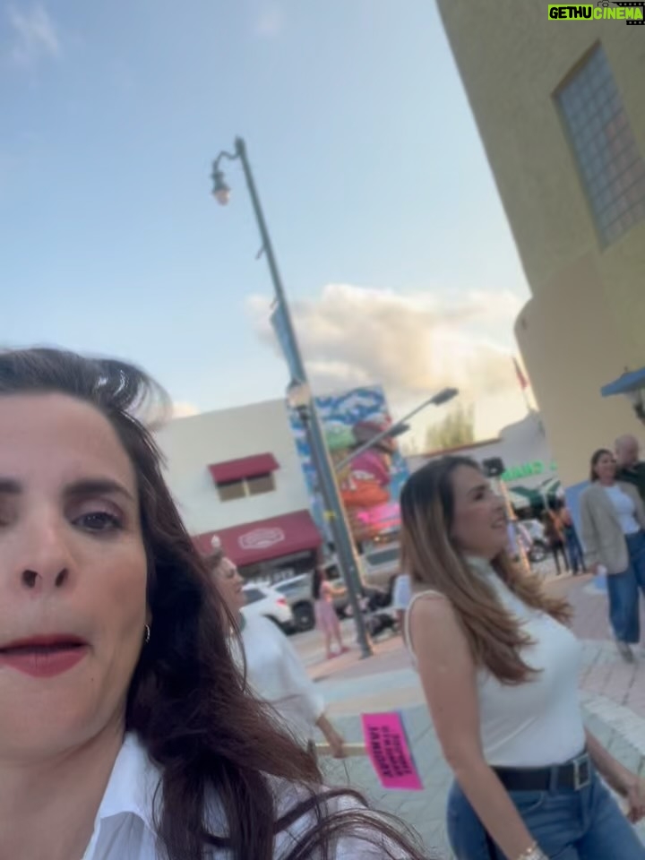 Daniela Bascopé - 3K Likes - 2025, uno de los mejores años de mi vida.

Un año lleno de bendiciones, nuevos comienzos, brillo y oportunidades.
Migré por segunda vez a la ciudad en la que siempre soñé vivir… y la vida me recibió con amor.

Primero, mis personas 🤍
Gracias a mis amigos y a mi familia por sostenerme siempre.
A mis amigos @mariacasemprun y @manumanumendoza , por su apoyo constante.
A mi prima @gabynegron , por estar y sostener.
A @itscesarmunoz , por la magia creada juntos en mi tema Inteligencia Artificial 🎶✨
A mi amiga del alma @soymarisaroman , quien nos trajo el premio como Mejor Actriz y lo celebró con todos los que participamos.
A mi hijo @elrusotropical , por ser conmigo un equipo cada vez más fuerte, más consciente y más unido.
A mi amor @ricardoengineering , por tanta belleza compartida, tanto amor y buenos momentos.
A mis nuevas amigas, a los vínculos que llegaron para quedarse.

Gracias a las comunidades que me abrazaron, como la del @loyola.miami .
Gracias a las marcas que confiaron en mí y apostaron:
@lamargaritawonderfood @ownabitaro @strongbycarla @miaminewdrama  @iqzone y muchas más. A @cinnafilmsusa por su profesionalismo. 
Gracias a @alianzadallas por invitarme a dar esa conferencia y conectarme con tanta gente valiosa.
A @beaurgelles  y a @vip2000tv por invitarme a ese hermoso proyecto.
A todos mis socios, aliados y apoyos fundamentales.

Gracias a los medios, podcasts, portadas de revista y eventos que me abrieron espacio.
Gracias a @marinakidspark por celebrar el cumpleaños de mi Santi apenas llegamos a la ciudad.
Gracias a mis queridas vecinas de @lechicfoodcart, por ser tan especiales con mi Santi 🤍
A mis queridos compañeros de “Taxi” y “Monólogos de la v@gin@“ de @rutateatralmiami por tanto cariño y talento !

Y gracias Dios 🙏
Porque este fue el año en el que de verdad me encontré contigo.
Gracias Jesucristo, qué dicha estar cerca de Ti… qué fortuna y qué bendición.
Gracias por la salud —que nunca debe darse por sentada— y por cada puerta que se abrió.

Gracias, 2025.
De los años más conscientes, profundos y luminosos de mi vida ✨