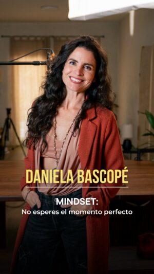 Daniela Bascopé Instagram - ¿Y si el tiempo no fuera infinito? ¿Seguirías en los mismos vínculos, en la misma rutina, en el mismo lugar?
Este mindset de @dbascope no es para asustarte, es para ayudarte a despertar. Porque dentro de ti está el poder de cambiar tus circunstancias… pero nadie va a hacerlo por ti.
No esperes que las cosas pasen.
Haz que sucedan.
🧠 No esperes el momento perfecto
📅 Estreno: viernes 9 de enero
🔗 Link en bio