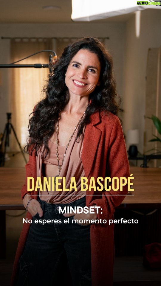 Daniela Bascopé - 0.9K Likes - ¿Y si el tiempo no fuera infinito? ¿Seguirías en los mismos vínculos, en la misma rutina, en el mismo lugar?

Este mindset de @dbascope no es para asustarte, es para ayudarte a despertar. Porque dentro de ti está el poder de cambiar tus circunstancias… pero nadie va a hacerlo por ti.

No esperes que las cosas pasen. 
Haz que sucedan.

🧠 No esperes el momento perfecto 
📅 Estreno: viernes 9 de enero 
🔗 Link en bio