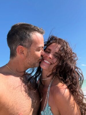 Daniela Bascopé Instagram - 2025, uno de los mejores años de mi vida.

Un año lleno de bendiciones, nuevos comienzos, brillo y oportunidades.
Migré por segunda vez a la ciudad en la que siempre soñé vivir… y la vida me recibió con amor.

Primero, mis personas 🤍
Gracias a mis amigos y a mi familia por sostenerme siempre.
A mis amigos @mariacasemprun y @manumanumendoza , por su apoyo constante.
A mi prima @gabynegron , por estar y sostener.
A @itscesarmunoz , por la magia creada juntos en mi tema Inteligencia Artificial 🎶✨
A mi amiga del alma @soymarisaroman , quien nos trajo el premio como Mejor Actriz y lo celebró con todos los que participamos.
A mi hijo @elrusotropical , por ser conmigo un equipo cada vez más fuerte, más consciente y más unido.
A mi amor @ricardoengineering , por tanta belleza compartida, tanto amor y buenos momentos.
A mis nuevas amigas, a los vínculos que llegaron para quedarse.

Gracias a las comunidades que me abrazaron, como la del @loyola.miami .
Gracias a las marcas que confiaron en mí y apostaron:
@lamargaritawonderfood @ownabitaro @strongbycarla @miaminewdrama  @iqzone y muchas más. A @cinnafilmsusa por su profesionalismo. 
Gracias a @alianzadallas por invitarme a dar esa conferencia y conectarme con tanta gente valiosa.
A @beaurgelles  y a @vip2000tv por invitarme a ese hermoso proyecto.
A todos mis socios, aliados y apoyos fundamentales.

Gracias a los medios, podcasts, portadas de revista y eventos que me abrieron espacio.
Gracias a @marinakidspark por celebrar el cumpleaños de mi Santi apenas llegamos a la ciudad.
Gracias a mis queridas vecinas de @lechicfoodcart, por ser tan especiales con mi Santi 🤍
A mis queridos compañeros de “Taxi” y “Monólogos de la v@gin@“ de @rutateatralmiami por tanto cariño y talento !

Y gracias Dios 🙏
Porque este fue el año en el que de verdad me encontré contigo.
Gracias Jesucristo, qué dicha estar cerca de Ti… qué fortuna y qué bendición.
Gracias por la salud —que nunca debe darse por sentada— y por cada puerta que se abrió.

Gracias, 2025.
De los años más conscientes, profundos y luminosos de mi vida ✨