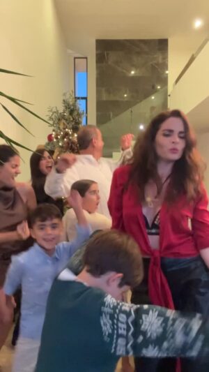 Daniela Bascopé Instagram - ¿Quién más baila con nosotros?
#navidadenfamilia