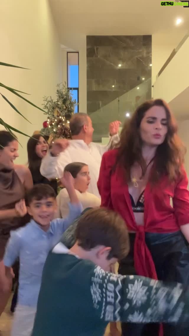 Daniela Bascopé - 119K Likes - ¿Quién más baila con nosotros?
#navidadenfamilia