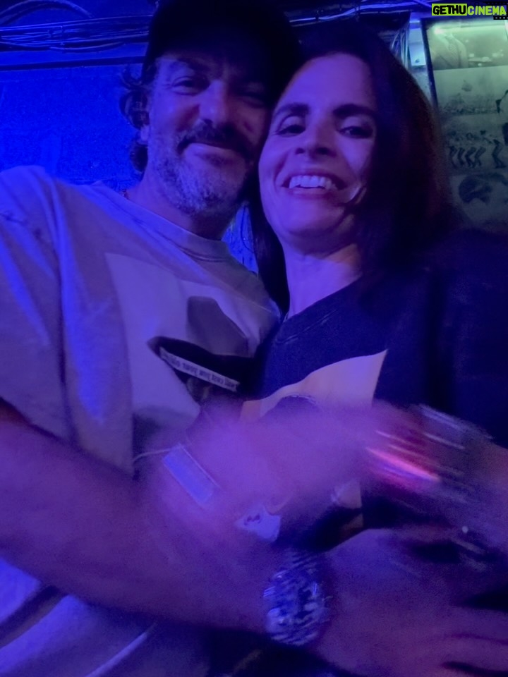 Daniela Bascopé - 2.3K Likes - Anoche estuvimos en Navidad con Te Quiero 🎄✨ y fue un evento súper lindo, lleno de música, risas y ese espíritu navideño que uno agradece en estos días. Gracias por la invitación ❤️

Y obvio… fuimos con nuestras franelas favoritas del mundo mundial: VANA (@vanaaccessories).
Estas franelas son nuestro comodín universal:
🎉 vamos a eventos con ellas
🌙 dormimos con ellas
☕ y hasta trabajamos con ellas

Son demasiado nosotras.
Silvana y Mariana, gracias por crear piezas tan especiales ✨

Una noche bonita, simple y sabrosita. Perfecta para cerrar el año con buena energía. 🎄💫