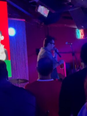 Daniela Bascopé Instagram - Anoche estuvimos en Navidad con Te Quiero 🎄✨ y fue un evento súper lindo, lleno de música, risas y ese espíritu navideño que uno agradece en estos días. Gracias por la invitación ❤️
Y obvio… fuimos con nuestras franelas favoritas del mundo mundial: VANA (@vanaaccessories).
Estas franelas son nuestro comodín universal:
🎉 vamos a eventos con ellas
🌙 dormimos con ellas
☕ y hasta trabajamos con ellas
Son demasiado nosotras.
Silvana y Mariana, gracias por crear piezas tan especiales ✨
Una noche bonita, simple y sabrosita. Perfecta para cerrar el año con buena energía. 🎄💫
