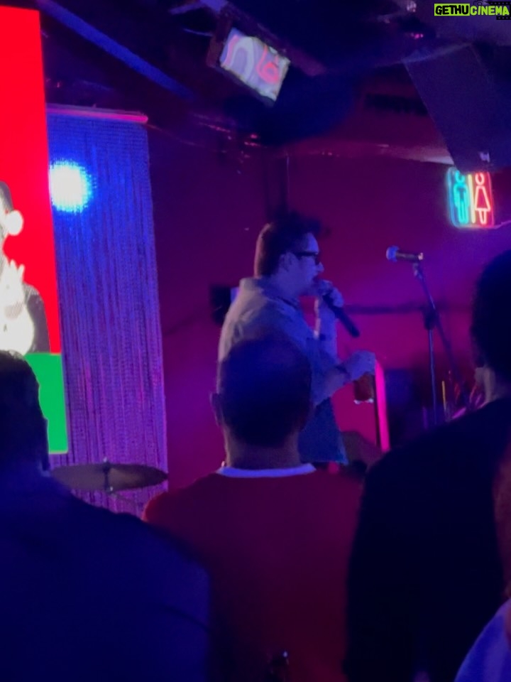 Daniela Bascopé - 2.3K Likes - Anoche estuvimos en Navidad con Te Quiero 🎄✨ y fue un evento súper lindo, lleno de música, risas y ese espíritu navideño que uno agradece en estos días. Gracias por la invitación ❤️

Y obvio… fuimos con nuestras franelas favoritas del mundo mundial: VANA (@vanaaccessories).
Estas franelas son nuestro comodín universal:
🎉 vamos a eventos con ellas
🌙 dormimos con ellas
☕ y hasta trabajamos con ellas

Son demasiado nosotras.
Silvana y Mariana, gracias por crear piezas tan especiales ✨

Una noche bonita, simple y sabrosita. Perfecta para cerrar el año con buena energía. 🎄💫