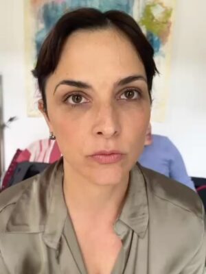 Daniela Bascopé Instagram - 2025, uno de los mejores años de mi vida.
Un año lleno de bendiciones, nuevos comienzos, brillo y oportunidades.
Migré por segunda vez a la ciudad en la que siempre soñé vivir… y la vida me recibió con amor.
Primero, mis personas 🤍
Gracias a mis amigos y a mi familia por sostenerme siempre.
A mis amigos @mariacasemprun y @manumanumendoza , por su apoyo constante.
A mi prima @gabynegron , por estar y sostener.
A @itscesarmunoz , por la magia creada juntos en mi tema Inteligencia Artificial 🎶✨
A mi amiga del alma @soymarisaroman , quien nos trajo el premio como Mejor Actriz y lo celebró con todos los que participamos.
A mi hijo @elrusotropical , por ser conmigo un equipo cada vez más fuerte, más consciente y más unido.
A mi amor @ricardoengineering , por tanta belleza compartida, tanto amor y buenos momentos.
A mis nuevas amigas, a los vínculos que llegaron para quedarse.
Gracias a las comunidades que me abrazaron, como la del @loyola.miami .
Gracias a las marcas que confiaron en mí y apostaron:
@lamargaritawonderfood @ownabitaro @strongbycarla @miaminewdrama @iqzone y muchas más. A @cinnafilmsusa por su profesionalismo.
Gracias a @alianzadallas por invitarme a dar esa conferencia y conectarme con tanta gente valiosa.
A @beaurgelles y a @vip2000tv por invitarme a ese hermoso proyecto.
A todos mis socios, aliados y apoyos fundamentales.
Gracias a los medios, podcasts, portadas de revista y eventos que me abrieron espacio.
Gracias a @marinakidspark por celebrar el cumpleaños de mi Santi apenas llegamos a la ciudad.
Gracias a mis queridas vecinas de @lechicfoodcart, por ser tan especiales con mi Santi 🤍
A mis queridos compañeros de “Taxi” y “Monólogos de la v@gin@“ de @rutateatralmiami por tanto cariño y talento !
Y gracias Dios 🙏
Porque este fue el año en el que de verdad me encontré contigo.
Gracias Jesucristo, qué dicha estar cerca de Ti… qué fortuna y qué bendición.
Gracias por la salud —que nunca debe darse por sentada— y por cada puerta que se abrió.
Gracias, 2025.
De los años más conscientes, profundos y luminosos de mi vida ✨