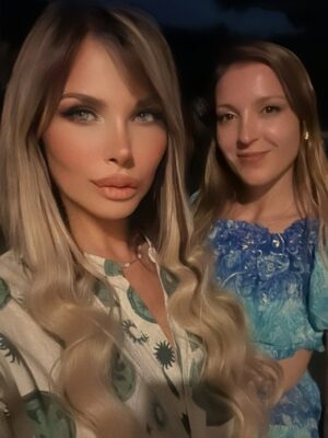 Daniela Mori Instagram - Les deseamos un FELIZ 2026 mi hija @linda.araico y yo !! 🌟