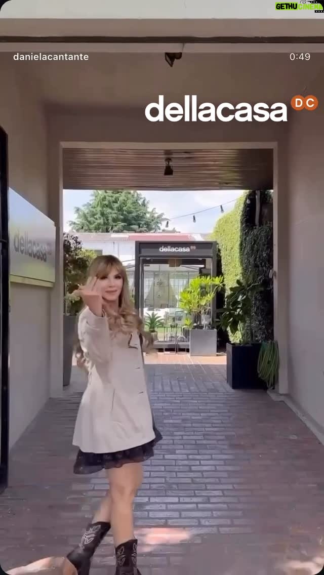 Daniela Mori - 3 Likes - Bienvenidos a @dellacasaonline te invito a un paseo por el interior de tu casa para que la renueves con lindas formas, colores y texturas!
Una inversión duradera, una oportunidad irrepetible!
Pasá por el showroom de Dardo Rocha 1070, San Isidro
Para ver todos los bonitos muebles y deco!
Producción Ph y Makeup @linda.araico producción @daniperez.studio @clarigavuzzo @cufrericardo