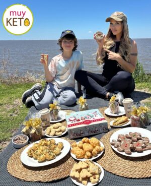 Daniela Mori Instagram - En este feriado y con este día tan hermoso decidimos con Francisco hacer un picnic 🧺 @muyketoarg .Como falta muy poco para las fiestas ya elegimos lo que vamos a comer en Navidad 🎄 y Año Nuevo 🪅 Los nuevos Panchitos nos van acompañar CON TODO !!!!Para la mesa dulce y el momento del brindis 🥂 Las cookies navideñas son ideales !!!El turrón con una base de cacao y el mantecol SON RIQUÍSIMOS !!Los favoritos de nosotros son LOS NUEVOS PAN DULCE @muyketoarg LOS MINI son ideales para tu mesa y para regalar 🎁 y los sabores son totalmente originales porque hay de CHIPS DE CHOCOLATE - BROWNIE -MANTEKOL -PISTACHOS -FRUTOS SECOS Y CHOCOLATE - RED VELVET - FRUTOS SECOS . Nosotros ya somos @muyketoarg ahora te invitamos a que vos también seas @muyketoarg (fotos y videos producidos por @linda.araico ) Caja navideña de @wincopackpackaging